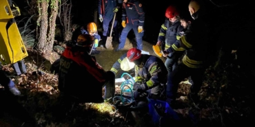 Define ararken oyduğu kayanın altında kaldı