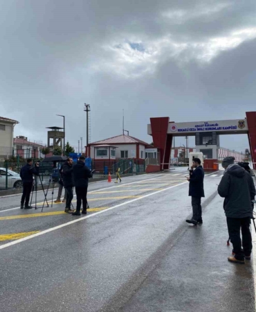 DEM Parti heyeti Figen Yüksekdağ ile Semra Güzel’i ziyaret ediyor