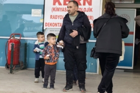 Demir kapıya elini sıkıştıran çocuğun parmağı koptu