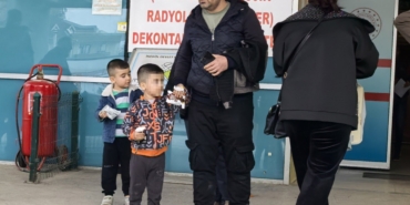 Demir kapıya elini sıkıştıran çocuğun parmağı koptu