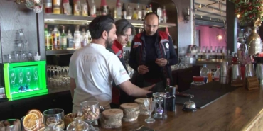 Denetime gelen ekiplere alkollü içecek uzattı