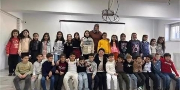 Depremzede küçük kıza gözü yaşlı veda