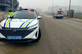 Devrilen motosikletteki 2 kişi kazayı yara almadan atlattı