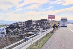 Devrilen tır sürücüsünü itfaiye kurtardı