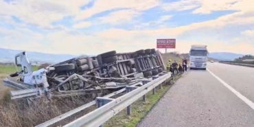 Devrilen tır sürücüsünü itfaiye kurtardı