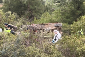 Devrilen traktörün altında can verdi