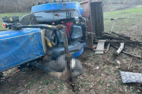 Devrilen traktörün altında kalan sürücü hayatını kaybetti