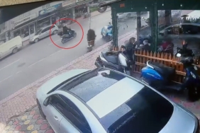 Direksiyon hakimiyetini kaybeden motosikletli yere düştü