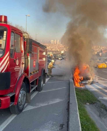 E-5’te seyir halindeki araç alevlere teslim oldu