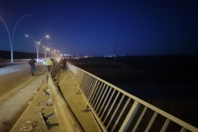 Edirne’de 20 tonluk tır köprüden düştü: 2 yaralı