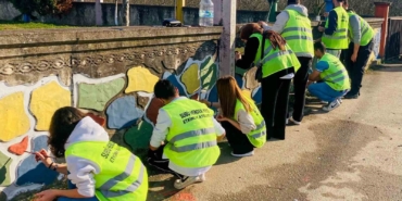 El ele verip ilkokulun duvarlarını boyadılar