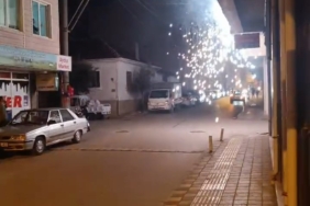 Elektrik telleri kısa devre yaptı, kıvılcımlar sokağı aydınlattı