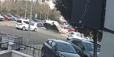 Elektrikli otomobilin takla attığı anlar kamerada: Emniyet kemeri sayesinde burnu bile kanamadı
