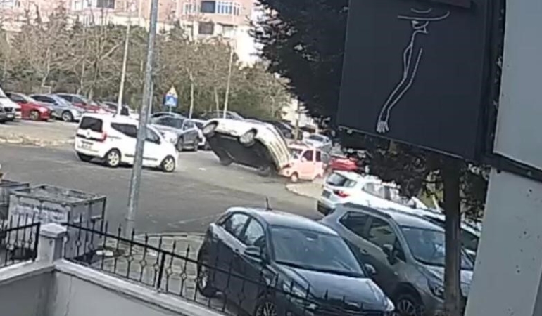 Elektrikli otomobilin takla attığı anlar kamerada: Emniyet kemeri sayesinde burnu bile kanamadı
