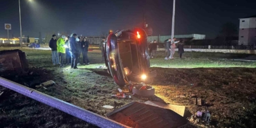 Emniyet kemeri hayat kurtardı: Takla atan araçta 2 kişi yaralandı