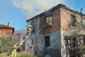 Erdek’te bir ev yangında kullanılmaz hale geldi