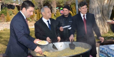 Ertuğrul Gazi Külliyesinde vatandaşlara ‘Şifalı Pilav’ dağıtıldı