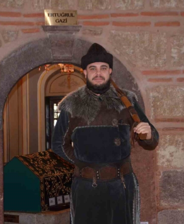 Ertuğrul Gazi Türbesi’ndeki ’Saygı Nöbeti’ metni Söğüt ruhuna uygun olarak değiştirildi