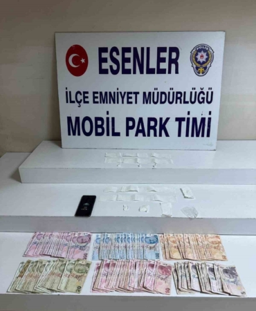 Esenler’de halk pazarında narkotik madde satışına suçüstü: O anlar kamerada