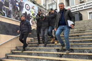 Esenyurt’ta bir genci darp edip kaçırmak isteyen 3 maganda adliyeye sevk edildi