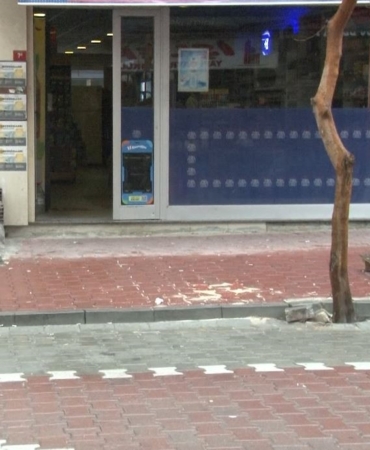 Esenyurt’ta bir kişi alışveriş yapmak için girdiği marketten çıkarken açılan ateş sonucu yaralandı