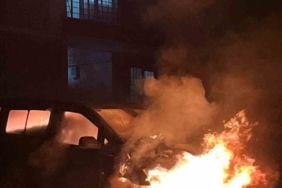 Eyüpsultan’da park halindeki otomobil alev alev yandı