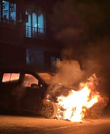 Eyüpsultan’da park halindeki otomobil alev alev yandı