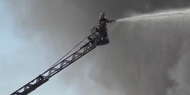 Fabrika yangını depo alanından üretim sahasına sıçradı