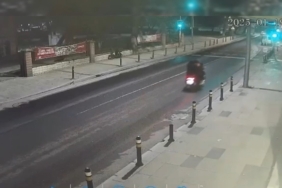 Fatih’te iş yerine silahlı saldırı kamerada: Şüpheliler kısa sürede yakalandı