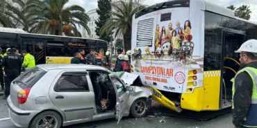 Fatih’te kadın sürücü İETT otobüsüne arkadan çarptı: Otomobildeki 3’ü çocuk 8 kişi yaralandı