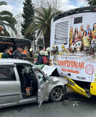 Fatih’te kadın sürücü İETT otobüsüne arkadan çarptı: Otomobildeki 3’ü çocuk 8 kişi yaralandı