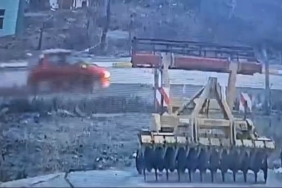 Feci kaza anı kamerada: Metrelerce savrulan kadın hayatını kaybetti