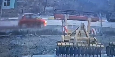 Feci kaza anı kamerada: Metrelerce savrulan kadın hayatını kaybetti