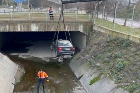Gaziosmanpaşa’da baba, oğlunun iki gün önce kaçırdığı otomobiliyle su kanalına uçtu
