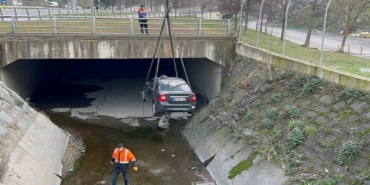 Gaziosmanpaşa’da baba, oğlunun iki gün önce kaçırdığı otomobiliyle su kanalına uçtu