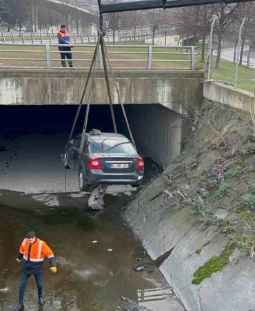 Gaziosmanpaşa’da baba, oğlunun iki gün önce kaçırdığı otomobiliyle su kanalına uçtu