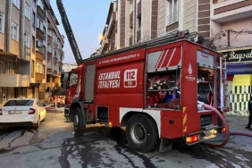 Gaziosmanpaşa’da binanın çatısı alev alev yandı