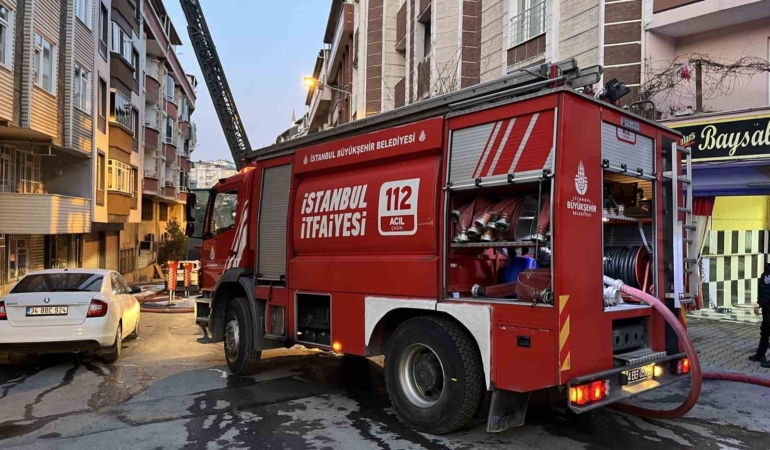 Gaziosmanpaşa’da binanın çatısı alev alev yandı