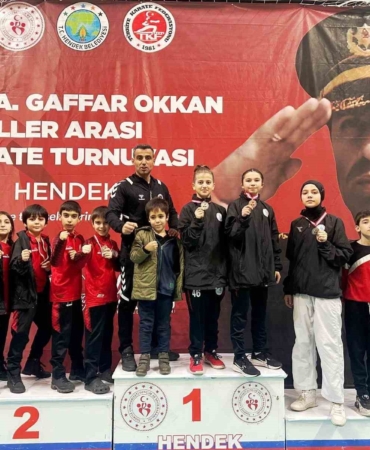 Genç karateciler kürsüye çıktı