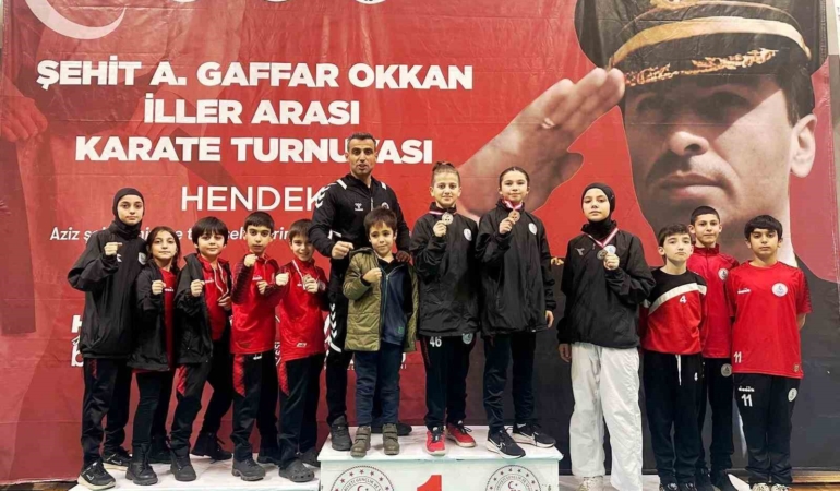 Genç karateciler kürsüye çıktı