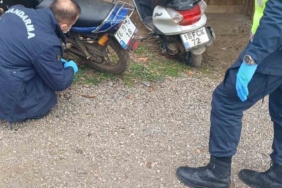 Güpegündüz kapının önündeki motosikletleri çalındı