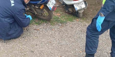 Güpegündüz kapının önündeki motosikletleri çalındı