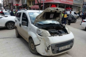 Hafif ticari araç ile otomobil çarpışması sonucu 1 kişi yaralandı