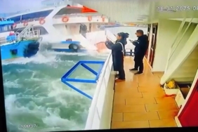 Haliç’te yolcu vapuru balıkçı teknesine çarptı: O anlar kamerada