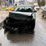 İki araç çarpıştı: Kopan parça yayayı yaraladı