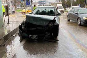 İki araç çarpıştı: Kopan parça yayayı yaraladı