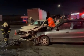 İki otomobil kafa kafaya çarpıştı: 3 yaralı