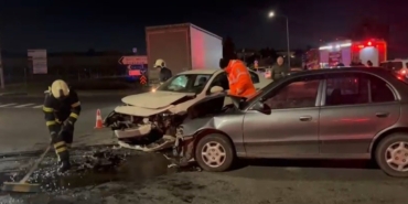 İki otomobil kafa kafaya çarpıştı: 3 yaralı