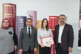 İl birinciliğini hak kazanan öğrencilere hediye takdiminde bulundu