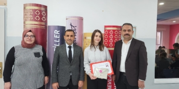 İl birinciliğini hak kazanan öğrencilere hediye takdiminde bulundu
